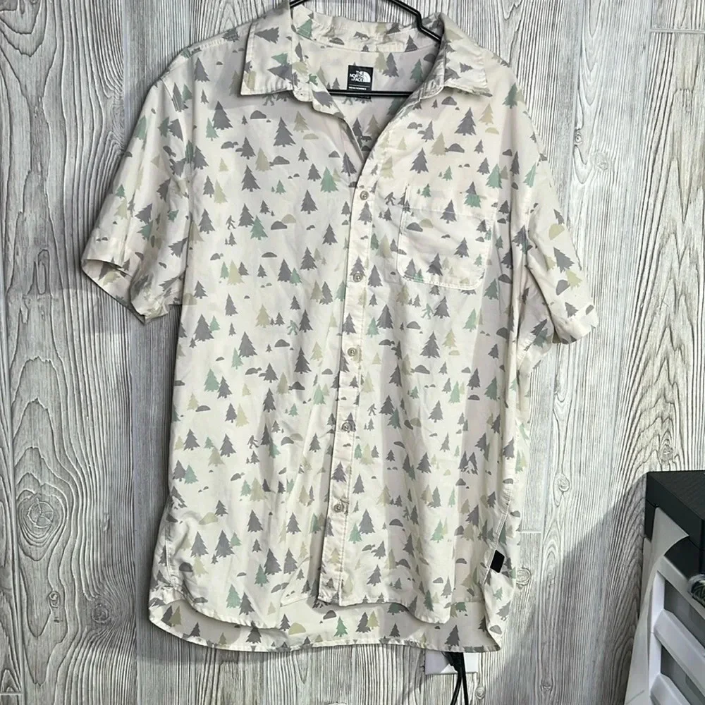 Northface Button up Tress print Size XL